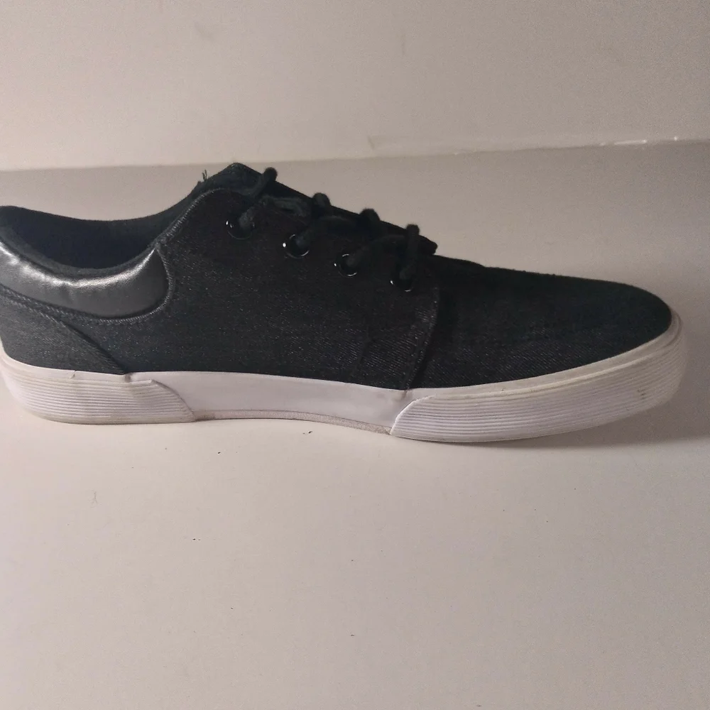 St. John's Bay Bryce size 8.5M   BLK Shoes  lace ups color gray & black